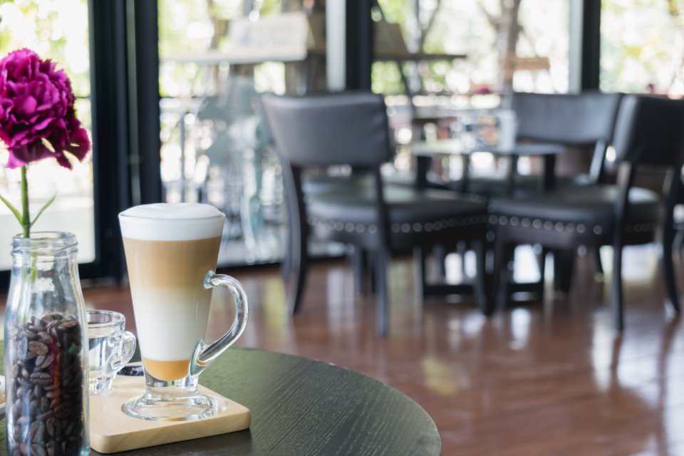 Ly latte nóng với lớp bọt sữa mịn