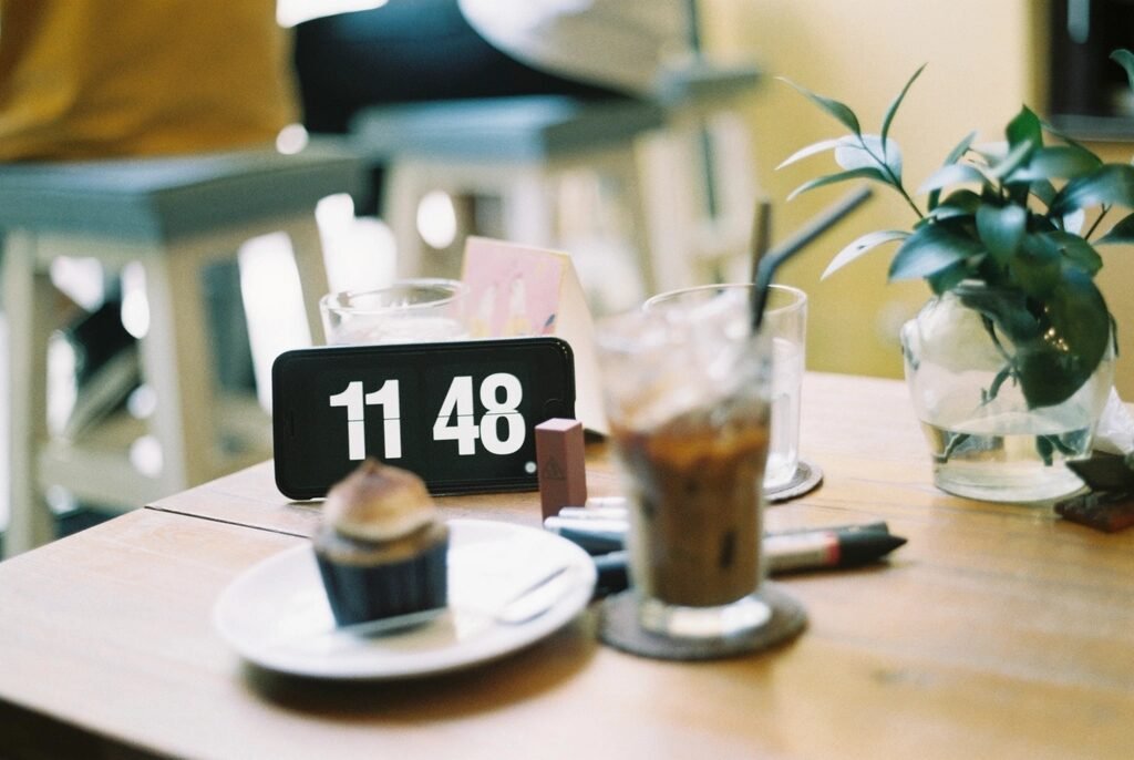 Ly cà phê đá và bánh cupcake trên bàn