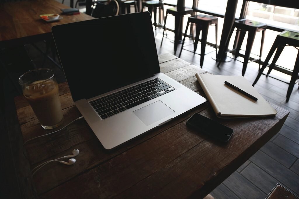 Bàn làm việc với laptop và ly cà phê