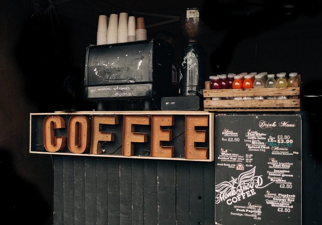 Quầy pha chế với bảng hiệu COFFEE gắn đèn
