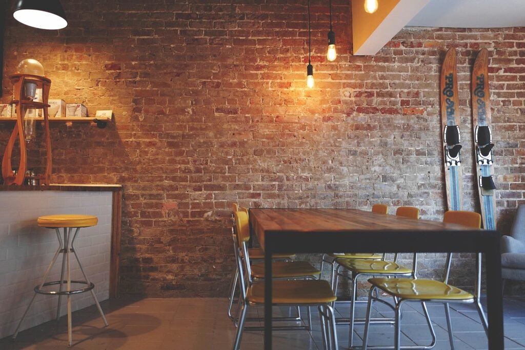 Phòng tường gạch với ghế cao