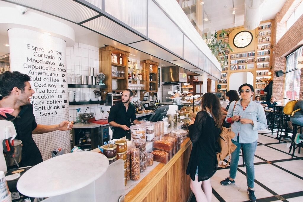 Quầy bar đông khách với barista đang pha chế