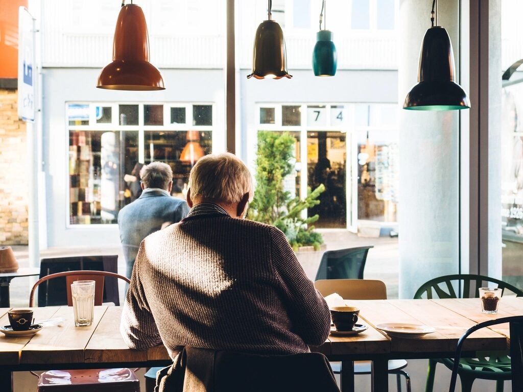 Bàn gỗ dưới dãy đèn thả